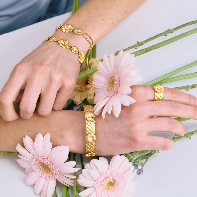 European American Daisy Flower Jewelry Titanium Steel Necklace Light Luxury Minimalist Clavicle Chain Choker Stainless Steel Cross Border Jewelry